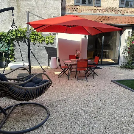 Maison De Charme Au Centre De Moulins, Avec Jardin Et Terrasse, Confort Inclus - Fr-1-489-474 * Moulins (Allier)