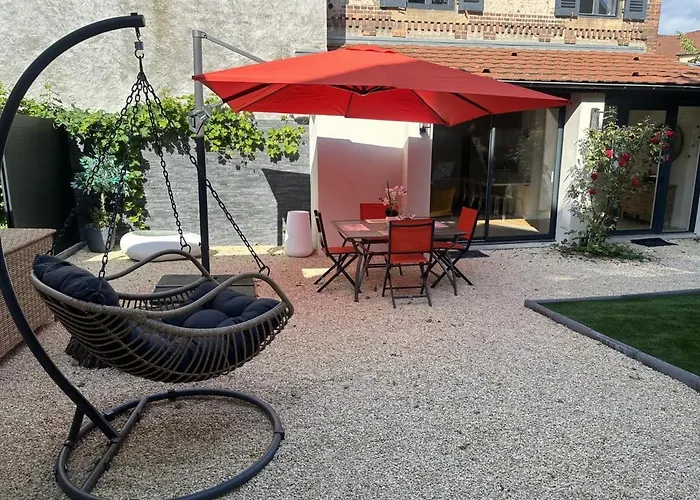 Maison De Charme Au Centre De Moulins, Avec Jardin Et Terrasse, Confort Inclus - Fr-1-489-474 * Moulins (Allier)